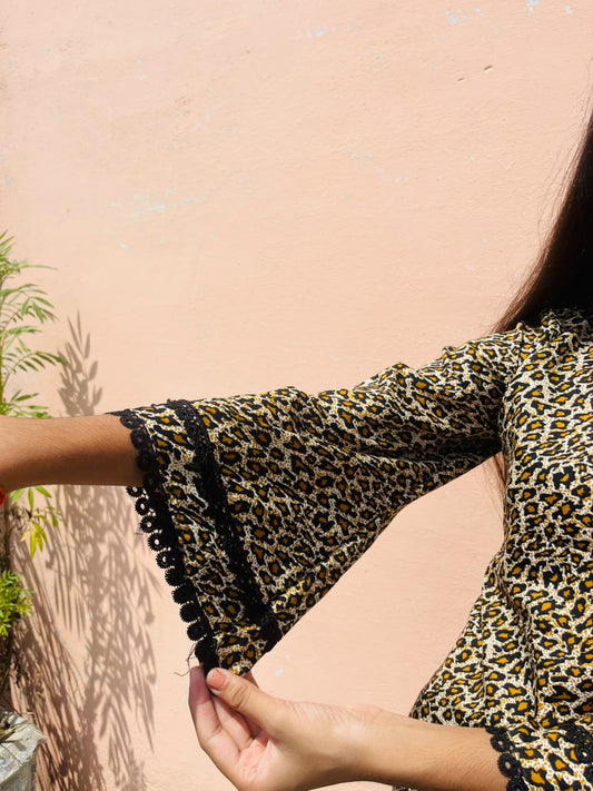 🌸 NOOR – V-Neck Short Kurti