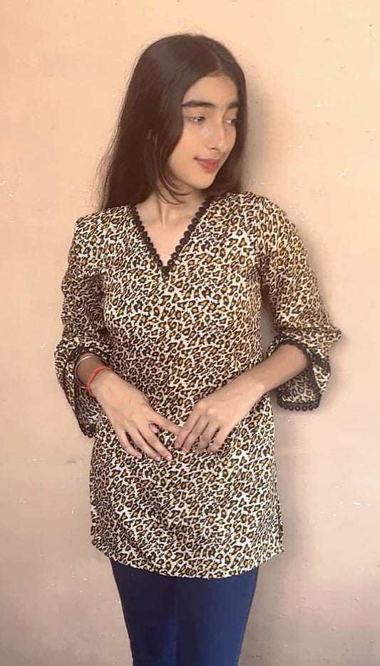 🌸 NOOR – V-Neck Short Kurti